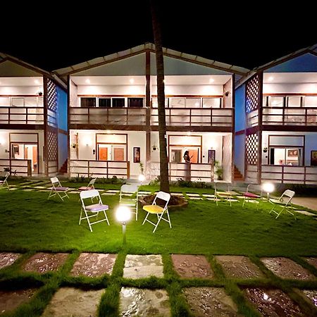 White Turtle Hotel Morjim Exterior photo
