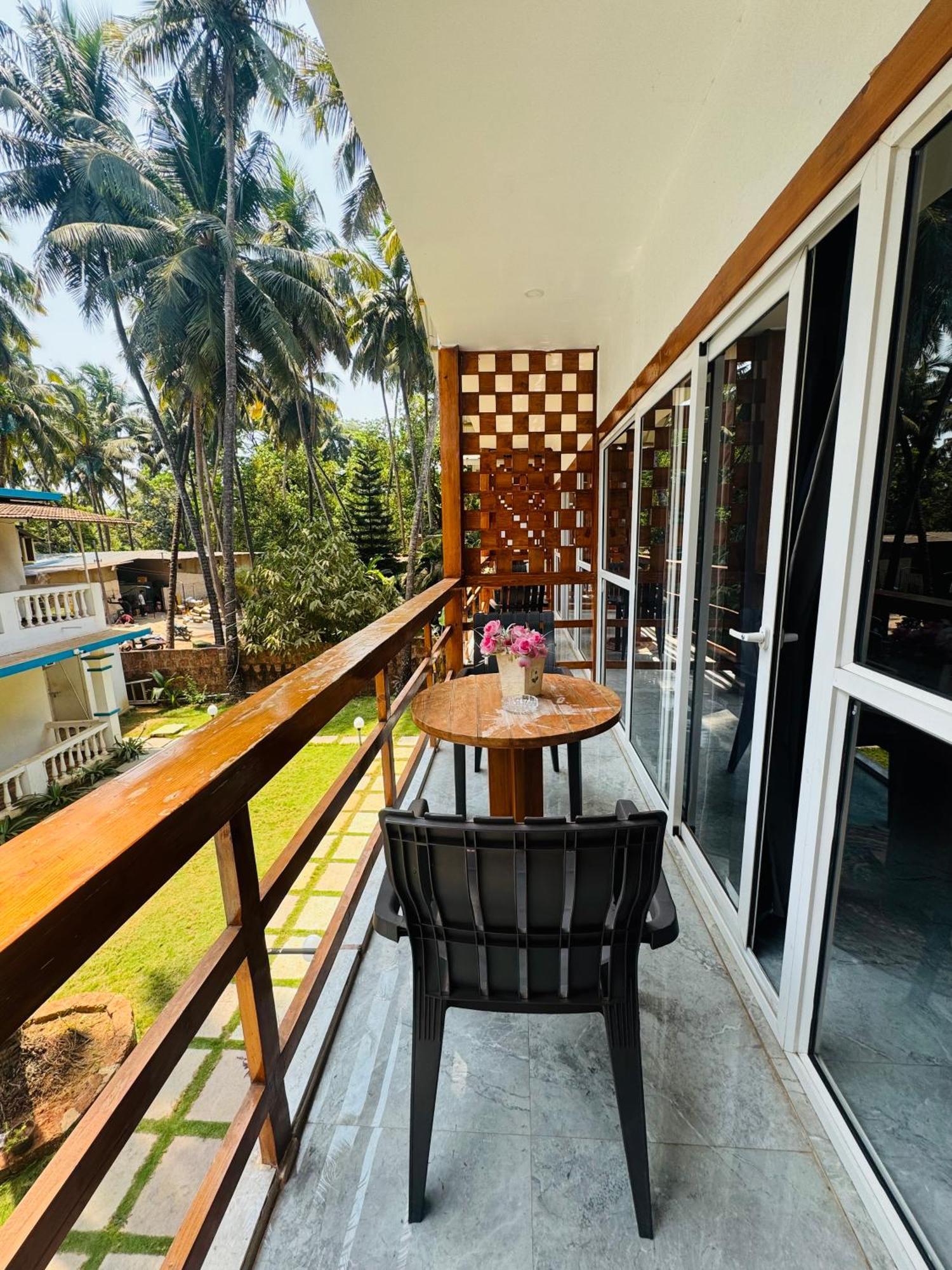 White Turtle Hotel Morjim Exterior photo